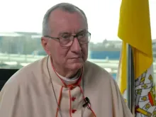 O secretário de Estado da Santa Sé, cardeal Pietro Parolin, conversa com Colm Flynn, correspondente da EWTN no Vaticano, em 19 de março de 2022.