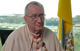 O secretário de Estado da Santa Sé, cardeal Pietro Parolin, conversa com Colm Flynn, correspondente da EWTN no Vaticano, em 19 de março de 2022.