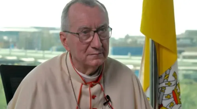 Cardeal Pietro Parolin conversa com Colm Flynn em 19 de março de 2022 ?? 