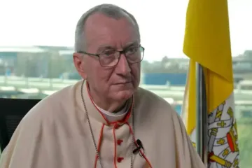 Cardeal Pietro Parolin conversa com Colm Flynn em 19 de março de 2022