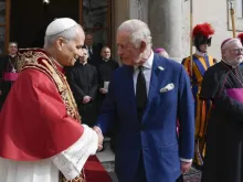 O papa Leão XIV e o rei Carlos III da Inglaterra se cumprimentam antes de rezarem juntos ontem (23) na Capela Sistina, no Vaticano.
