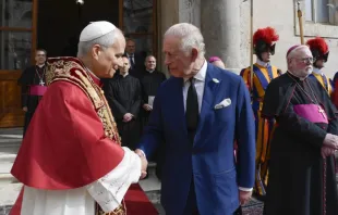 O papa Leão XIV e o rei Carlos III da Inglaterra se cumprimentam antes de rezarem juntos ontem (23) na Capela Sistina, no Vaticano.