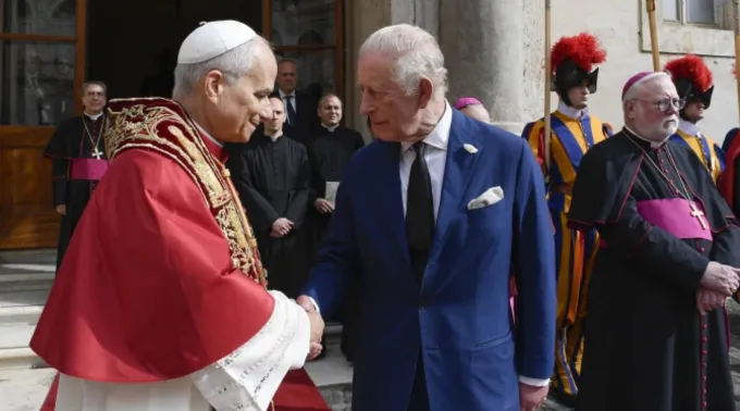Leão XIV e o rei Carlos III da Inglaterra se cumprimentam antes de rezarem juntos no Vaticano em 23 de outubro de 2025 ?? 