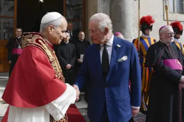 Leão XIV e o rei Carlos III da Inglaterra se cumprimentam antes de rezarem juntos no Vaticano em 23 de outubro de 2025