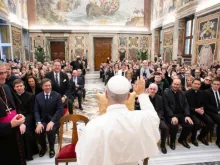 Papa Leão XIV saúda fiéis estonianos no Vaticano.