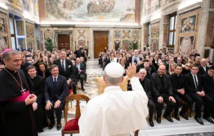 Papa Leão XIV saúda fiéis estonianos no Vaticano.