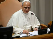 Papa Leão XIV recebe jesuítas no Vaticano.