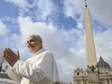 O papa Leão XIV bate palmas com peregrinos em audiência para o Jubileu da Esperança na praça de São Pedro, no Vaticano, no último sábado (25).