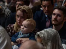 Peregrinos participam de missa pontifícia na forma extraordinária do rito romano, celebrada pelo cardeal Raymond Leo Burke na basílica de São Pedro, no Vaticano, no último sábado (25).