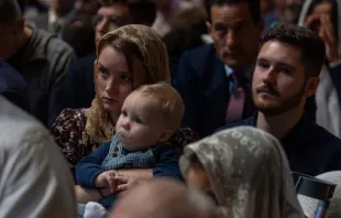 Peregrinos participam de missa pontifícia na forma extraordinária do rito romano, celebrada pelo cardeal Raymond Leo Burke na basílica de São Pedro, no Vaticano, no último sábado (25).