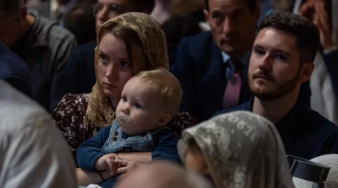 Peregrinos participam de missa pontifícia na forma extraordinária do rito romano, celebrada pelo cardeal Raymond Leo Burke no Vaticano em 25 de outubro de 2025 ?? 