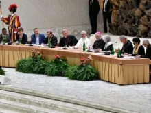 O papa Leão XIV discursa a participantes do Jubileu das Equipes Sinodais e Organismos Participativos em 24 de outubro de 2025, na Aula Paulo VI, no Vaticano.