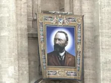 Tapeçaria de são Bartolo Longo, no Vaticano, em 2025.