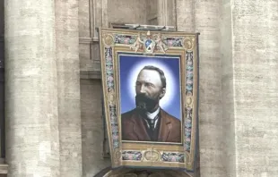 Tapeçaria de são Bartolo Longo, no Vaticano, em 2025.