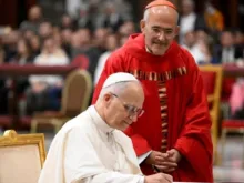 Papa Leão XIV assina ontem (27) carta apostólica Desenhar novos mapas de esperança, antes da missa que marcou o início do Jubileu do Mundo Educativo.