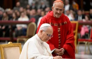 Papa Leão XIV assina ontem (27) carta apostólica Desenhar novos mapas de esperança, antes da missa que marcou o início do Jubileu do Mundo Educativo.