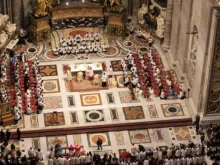 Missa solene pontifical celebrada em 25 de outubro de 2025 pelo cardeal Raymond Leo Burke no Altar da Cátedra, na basílica de São Pedro, no Vaticano, na 14ª Peregrinação Internacional Ad Petri Sedem em Roma.