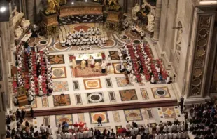 Missa solene pontifical celebrada em 25 de outubro de 2025 pelo cardeal Raymond Leo Burke no Altar da Cátedra, na basílica de São Pedro, no Vaticano, na 14ª Peregrinação Internacional Ad Petri Sedem em Roma.