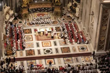 Missa solene pontifical celebrada em 25 de outubro de 2025 pelo cardeal Raymond Leo Burke no Vaticano