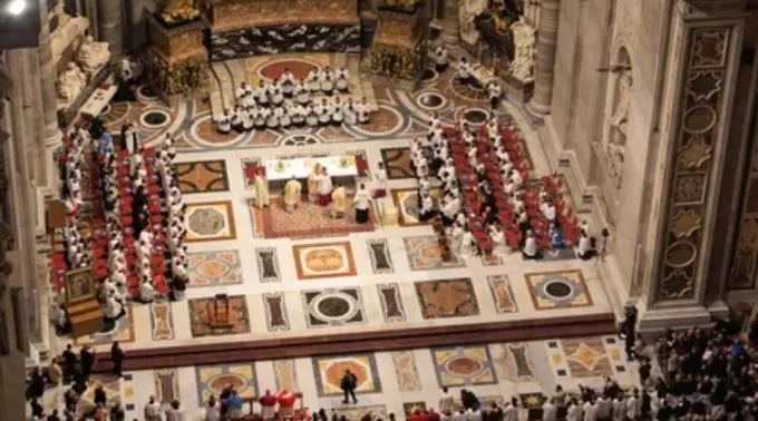 Missa solene pontifical celebrada em 25 de outubro de 2025 pelo cardeal Raymond Leo Burke no Vaticano ?? 