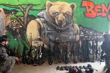 Policiais com parte da apreensão de fuzis da Operação Contenção