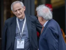 O cardeal Matteo Zuppi (à esquerda) chega ao Vaticano para reuniões do Sínodo da Sinodalidade em 10 de outubro de 2024.