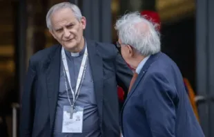 O cardeal Matteo Zuppi (à esquerda) chega ao Vaticano para reuniões do Sínodo da Sinodalidade em 10 de outubro de 2024.