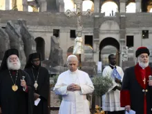 Cerca de 300 representantes de religiões e culturas do mundo inteiro se uniram ontem (28) ao papa Leão XIV para uma oração ecumênica pela paz, organizada pela Comunidade de Santo Egídio, no Coliseu, em Roma.