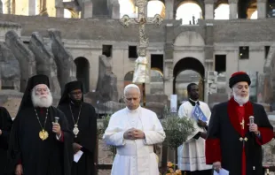 Cerca de 300 representantes de religiões e culturas do mundo inteiro se uniram ontem (28) ao papa Leão XIV para uma oração ecumênica pela paz, organizada pela Comunidade de Santo Egídio, no Coliseu, em Roma.
