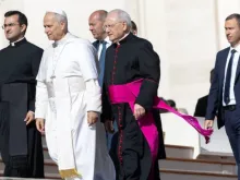 O papa Leão XIV chega à praça de São Pedro, no Vaticano, para a audiência geral de hoje (29).