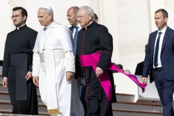 Leão XIV chega à praça de São Pedro, no Vaticano, para a audiência geral de 29 de outubro de 2025