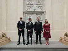 O ministro das Políticas Territoriais e da Memória Democrática da Espanha, Ángel Torres, e outras autoridades na inauguração de um templo maçônico em Santa Cruz de Tenerife, Espanha.