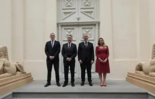 O ministro das Políticas Territoriais e da Memória Democrática da Espanha, Ángel Torres, e outras autoridades na inauguração de um templo maçônico em Santa Cruz de Tenerife, Espanha.