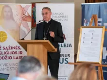 O arcebispo Georg Gänswein fala numa conferência sobre a Declaração de Šiluva em Šiluva, Lituânia, em 4 de setembro de 2024.