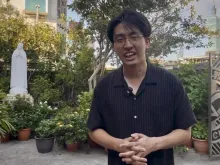 Kao Chih Hao, um taiwanês recém-convertido ao catolicismo, na paróquia do Santo Rosário em Taipei, Taiwan, em outubro de 2025.