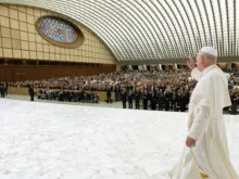 O papa Leão XIV chega hoje (30) à Aula Paulo VI, no Vaticano, para audiência com jovens.