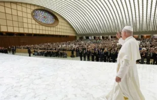 O papa Leão XIV chega hoje (30) à Aula Paulo VI, no Vaticano, para audiência com jovens.