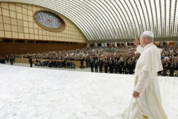 Papa Leão XIV chega à Aula Paulo VI, no Vaticano, para audiência com jovens em  30 de outubro de 2025