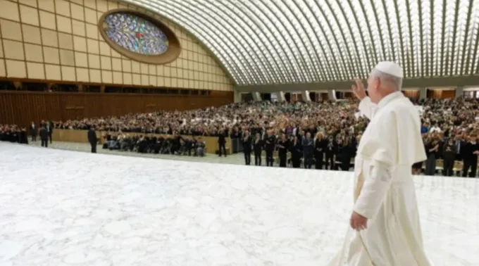 Papa Leão XIV chega à Aula Paulo VI, no Vaticano, para audiência com jovens em  30 de outubro de 2025 ?? 