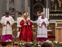 O papa Leão XIV reza em missa no Vaticano em 27 de outubro de 2025, marcando tanto o início do ano letivo nas universidades pontifícias de Roma quanto o dia de abertura do Jubileu do Mundo Educativo.