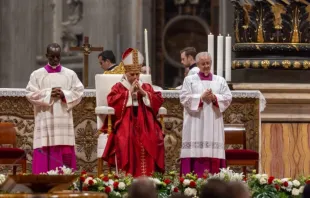 O papa Leão XIV reza em missa no Vaticano em 27 de outubro de 2025, marcando tanto o início do ano letivo nas universidades pontifícias de Roma quanto o dia de abertura do Jubileu do Mundo Educativo.