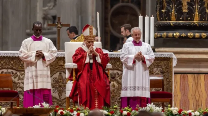 Leão XIV reza em missa no Vaticano em 27 de outubro de 2025 ?? 