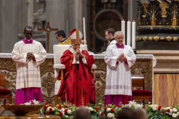 Leão XIV reza em missa no Vaticano em 27 de outubro de 2025