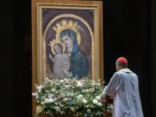 O prefeito do Dicastério para a Doutrina da Fé, cardeal Víctor Manuel Fernández, reza diante de uma imagem de Nossa Senhora com o Menino Jesus numa vigília do terço pelo papa Francisco no Vaticano, em 28 de fevereiro de 2025.