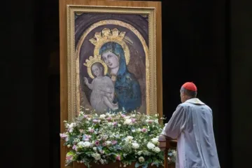 Víctor Manuel Fernández, reza diante de uma imagem de Nossa Senhora com o Menino Jesus numa vigília do terço pelo papa Francisco no Vaticano, em 28 de fevereiro de 2025