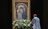 O prefeito do Dicastério para a Doutrina da Fé, cardeal Víctor Manuel Fernández, reza diante de uma imagem de Nossa Senhora com o Menino Jesus numa vigília do terço pelo papa Francisco no Vaticano, em 28 de fevereiro de 2025.