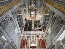 O papa Leão XIV lidera ontem (3) a celebração da Igreja em memória de seu antecessor papal e de outros 142 bispos que morreram no último ano, na basílica de São Pedro, no Vaticano.