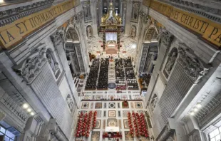 O papa Leão XIV lidera ontem (3) a celebração da Igreja em memória de seu antecessor papal e de outros 142 bispos que morreram no último ano, na basílica de São Pedro, no Vaticano.