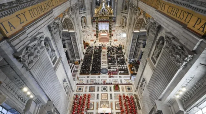 Leão XIV lidera a celebração da Igreja em memória de seu antecessor papal e de outros 142 bispos que morreram no último ano, na basílica de São Pedro, no Vaticano, em 3 de novembro de 2025 ?? 