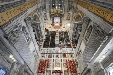 Leão XIV lidera a celebração da Igreja em memória de seu antecessor papal e de outros 142 bispos que morreram no último ano, na basílica de São Pedro, no Vaticano, em 3 de novembro de 2025